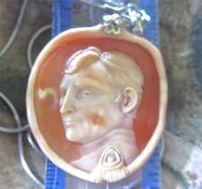 Military (Napoleon?) - Superiorly hand carved Carnelian shell. Marked 18K White Gold pendant Chain. Signed by the Artist