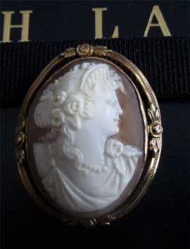 Light Sardonyx f Shell Circa 1930 12K Gold Field Brooch