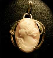 Nice carved Cameo Gold Filled Pendant Bezel decorated with Oaks leaves. Circa 1950.