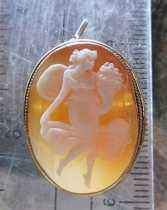 Goddess of Prosperity - Signed quality shell carving Gold(?)/Gold filled brooch/pendant from Italy.
