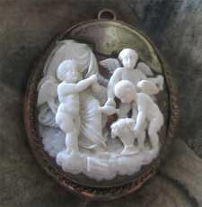XVIII century, carved & restored/framed, Goddess & 3 cherubs shell XIX century in the gilded Gold Antique brooch/pendant