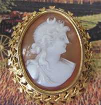 Great Victorian 1890-1910 hand Sardonyx shell. Unmarked Gold/Gold plated filigree brooch.