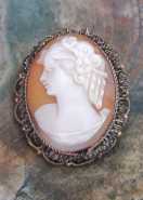 Hand carved profile from 1930th-1940th from USA. Unmarked Gold washed?) filigree pendant/brooch.