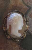 Georgian, circa 1790 well carved tiny Sardonyx shell Etched Twisted rope Gold/Gold plated Classic brooch