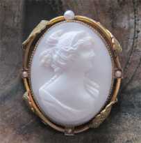 Hand carved & signed Victorian Coral Classic circa 1895-1910. Gold/Gold Plated decorative brooch with 4 leaves & pearls