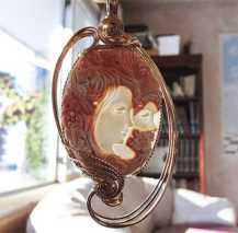 Multicolored double portrait shell carved by Anniello Pernice. Modern Huge 14K Gold Rolled pendant with the 17.5” chain.