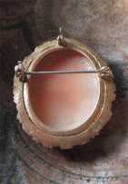 Hand Carved/signed shell - Post Edwardian girl. Gold(?)/Gold Filled pendant/brooch circa 1920th.