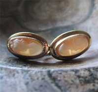 Hand carved carnelian shell design clips earrings. Hallmarked 12K Gold filled bezel circa 1950th