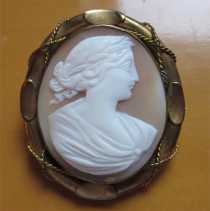Classic profile 1870-1890 hand carved Sardonyx Shell. Decorative Gold(?)/Gold Plated(?) Victorian brooch.