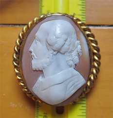 Museum Quality left faced portrait of William Shakespeare Big Gold/Gold plated brooch circa 1885.