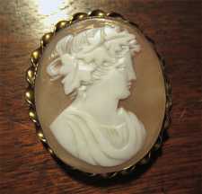 Well hand carved Bacchante circa 1870th-1890th. Victorian shell in Gold(?)/Gold filled brooch.