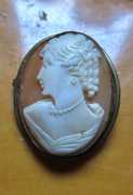 Hand carved/signed shell 1940th-1950th, left faced woman Gold(?)/Gold filled pendant/brooch from USA
