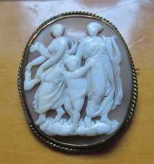 Georgian/Victorian Museum shell - Cupid & Muse’s scene Great decorative Gold(?)/Gold Plated Brooch circa 1820.
