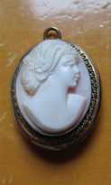 Hand carved/signed 1950th-1960th Coral stone. Gold(?)/Gold filled pendant/brooch from USA