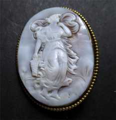 Museum Quality carved & signed sardonyx shell scene Gold plated/Gold(?) brooch. Circa 1910th -1920th