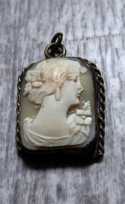 Well hand carved 1930th-1960th WWII/Post WWII UK Unmarked Gold filled(?)/Gold plated(?) pendant.