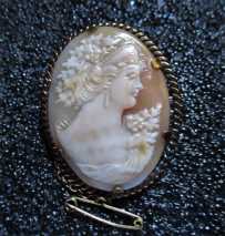 Well carved Beauty/Bacchante(?) shell 1920th - 1930th. In 12K Gold(?)/Gold Filled Brooch/Pendant w/chain.