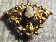 Remarcable small hand carved red agate stone. Newer Gold(?)/Gold filled brooch 1870th-1890th.