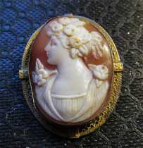 Best hand carved/signed Beauty shell 1920th - 1930th. In hallmarked Gold Plated filigree Brooch/Pendant.