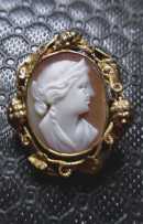 Greatly hand carved Victorian Sardonyx shell circa 1880th Hallmarked GP(?)/Gold Decorative brooch UK Collection.