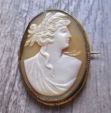 Superiorly hand carved Ceres Goddess 1870th - 1890th. Sardonyx shell in Gold plated/Gold Filled brooch.