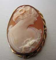 Well carved Carnelian shell embedded in twisted Gold or GF Brooch/Pendant circa 1930