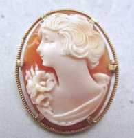 Well carved cute girl shell signed from 1960-1970 Hallmarked 10K Yellow Gold brooch.