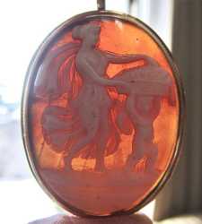 Signed by the famous sculpture G.Noto carving of Venus & Cuped In the Sardonyx shell 14K Yellow Gold Cameo Brooch/Pendant