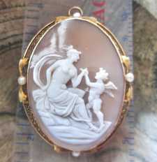 Huge Victorian Sardonyx-shell - carving scene of Psyche & Eros In the 10K Yellow Gold with 4 pearls Brooch/Pendant