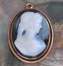 Museum Quality Victorian Carved Agate stone cameo 1870-1880 Unmarked/Tested 14K Yellow/Red Gold Brooch/Pendant.
