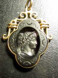 Beautiful Venetian dark Red Glass/Stone TAGLIAMONTE Cameo 14k Gold Necklace Pendant