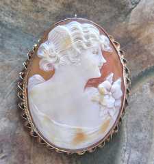 Quality carving shell portrait of young woman circa 1920 - 1930 Hallmarked 10K Yellow Gold Brooch/Pendant vintage.