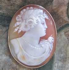 Great carving shell profile circa 1910 - 1930. Signed by the Artist Unmarked/tested 10K Yellow Gold Brooch vintage.