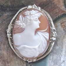 From the 1920th well executed shell - portrait of girl with a flowers Hallmarked 14K White Gold flower decorated Brooch/Pendant.