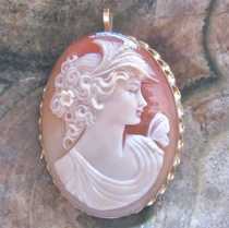 Modern hand carved signed beauty shell from Italy - Psyche or Ceres Hallmarked 14K (at least), Yellow Gold brooch/Pendant.