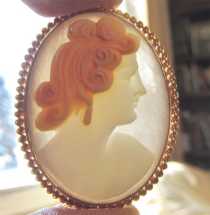 Great Art Deco multi colored shell - Stylish Red Head from the 1930th Hallmarked 14K Yellow Gold Brooch/Pendant. Signed by the Artist