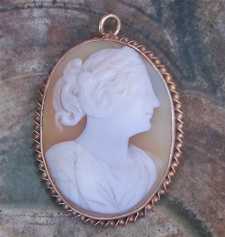 Greatly carved Victorian Classic circa 1890-1910 - Classic profile Hallmarked 10K Yellow Gold Brooch/Pendant