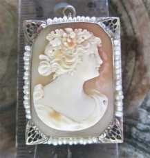 Edwardian Bacchante Museum Art Deco Beauty shell from 1920th Hallmarked 14K White Gold filigree with pearls brooch/pendant.