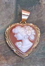 Well carved heart shape Modern Carnelian Shell from the 1960-1980 Hallmarked 585 - 14K (marked) Gold pendant.