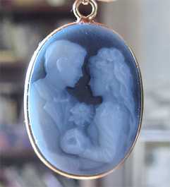 Masterly carved modern Blue Agate Wedding scene Hallmarked 14K Yellow Gold pendant from Italy