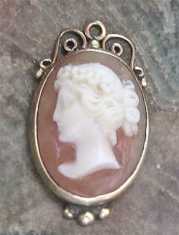Petite hand carved Antique Classic shell circa 1910 Unmarked 14K Yellow Gold pendant.
