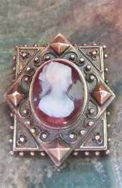 Early Victorian hand carved petite Agate stone circa 1860 Unmarked/Tested 14K Yellow Gold decorative pendant.