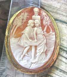Museum carving shell - Decameron, Bocchacho, signed by the Artist. Huge 14K Yellow Gold Cameo Brooch/Pendant from the 1920th.