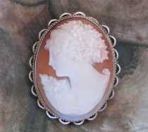 Greatly hand carved shell - Late Art Nouveau girl from 1925-1935 Unmarked/Tested White & Yellow 10K Gold Brooch/Pendant.