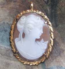 The Great Quality Modern hand carved Classic Italian Sardonyx Shell. Hallmarked 14K Yellow Gold brooch/pendant 1970 - 1990.