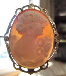 Museum Quality carved & signed Carnelian shell profile. Hallmarked 10K Yellow Gold brooch/pendant 1910 - 1935.