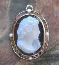 Museum Quality Victorian Carved Agate stone cameo 1870-1890 Hallmarked 10K White Gold Brooch/Pendant with a 4 pearls.