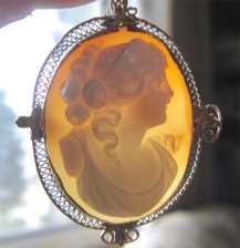 Superior Quality hand carved high relief shell circa 1915-1935 Hallmarked filigree 10K Yellow Gold Brooch/Pendant Cameo