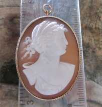 Classic Roman profile (Goddess Ceres?)- Hand carved Sardonyx shell. Set in tested 10K Yellow Gold Brooch/Pendant 1890 - 1910.