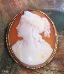 Georgian 1795-1825 Classic Shell, Carved & Signed by the Artist Unmarked/Tested 18K Yellow Gold brooch/pendant.